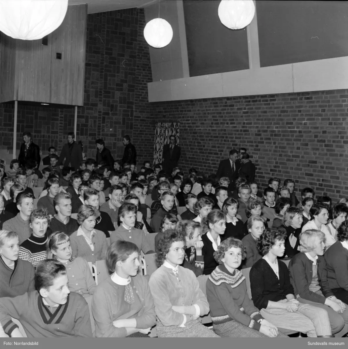 Aulan är fullsatt då en LO-representant besöker centralskolan i Njurunda, Kyrkmon.