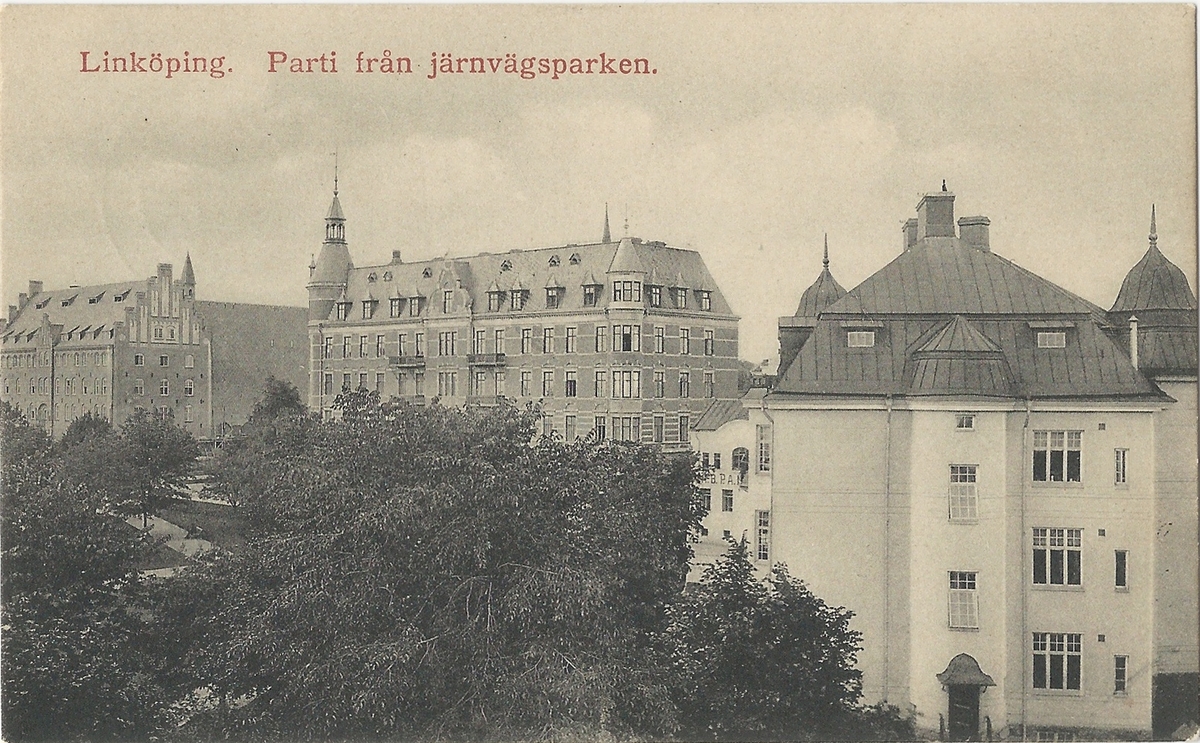 Vykort från  Linköping Järnvägsparken 
Järnvägsavenyn, Järnvägsparken, Sankt Larsgatan 7 , Miljonpalatset, Vasavägen, Frimis, Frimurarhotellet, 
Poststämplat 25 juni 1914
Förlag Anna Höglanders eftr.