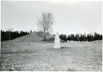 Badelunda sn, Anundshögsområdet, Långby.
Anundshög, runsten, skeppssättningar.