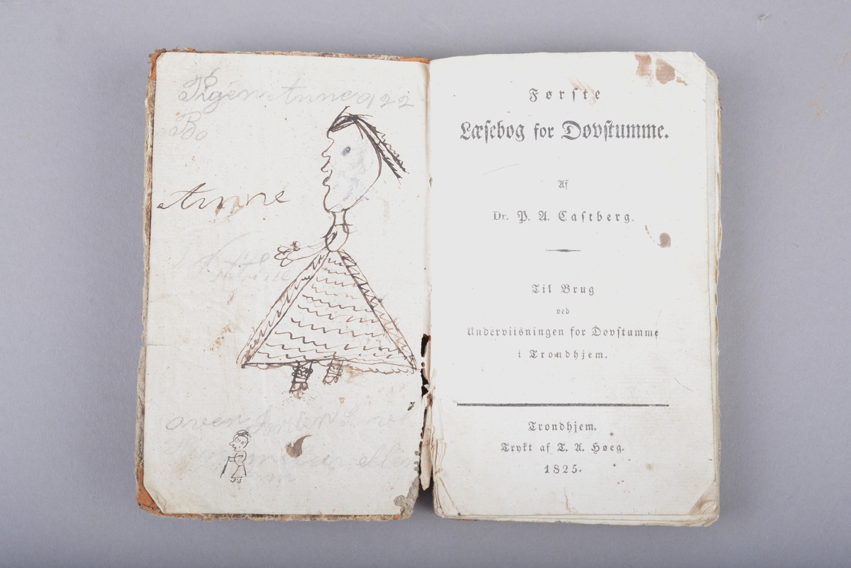 Innbudet bok. Boken er et halvbind med skinn på bokryggen. Marmorert omslag. Håndskrevet tekst på for- og ettersats. Det er også utydelige ord og bokstaver skrevet med blekk og blyant. To tegninger på forsatsen. Disse tegningene er trolig tegnet av barn og viser en ung jente med kjole og en gammel dame med en stokk.