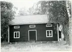 Badelunda sn, Lundby gård.
Magasin, 1985.