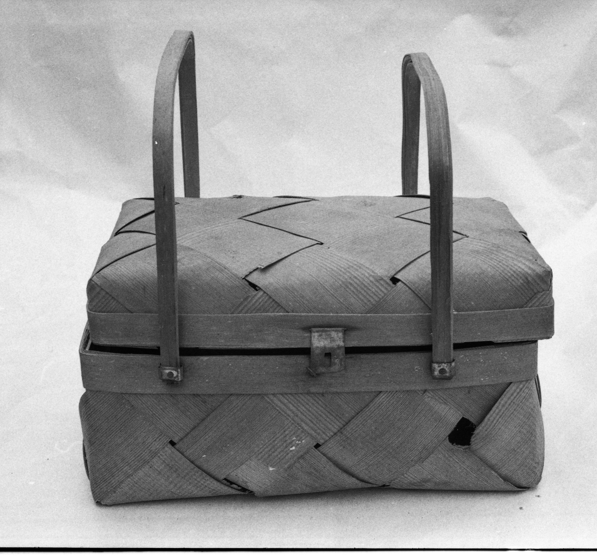 Form: Firkantet med lokk og 2 hanker. 