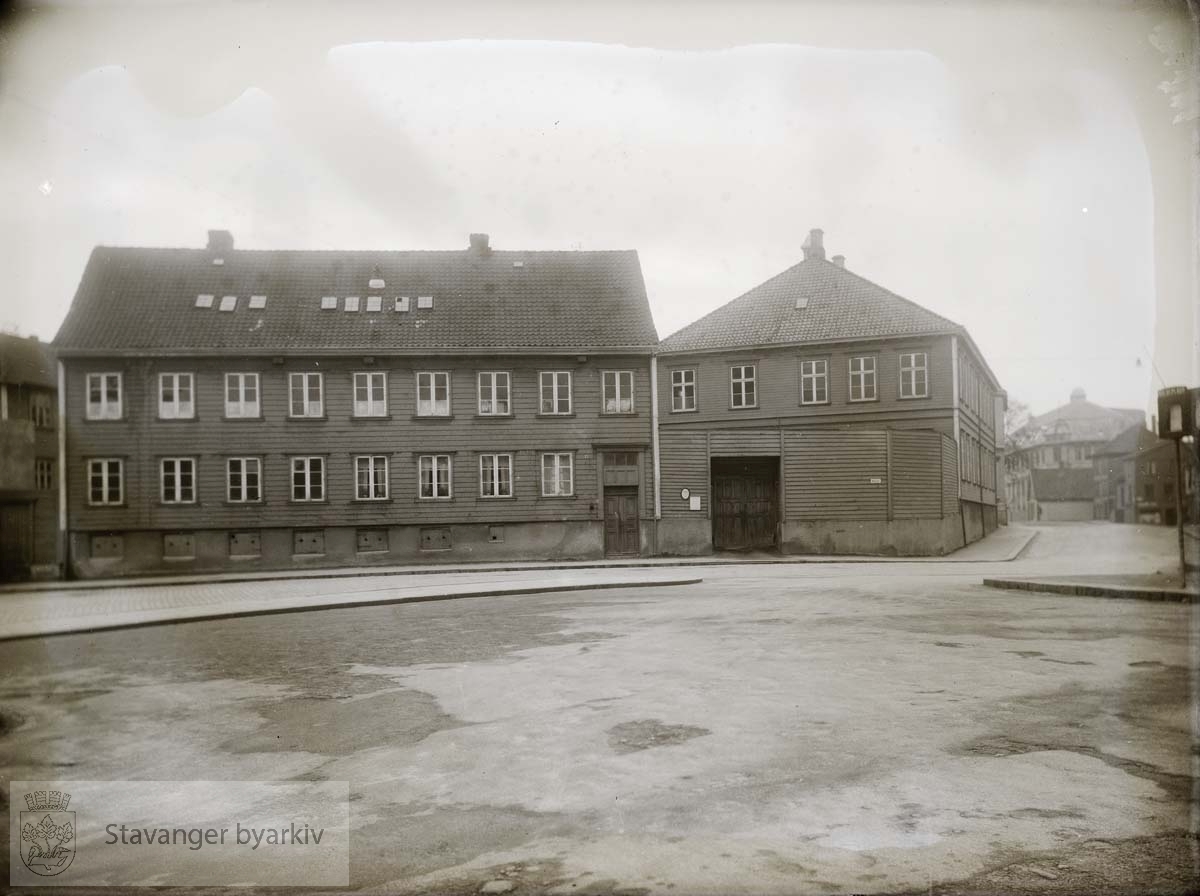 Nytorget 1 og Brødregaten 10. Til høyre Bergelandsgaten..Bygget som Møbelmagasinet. I 1856 kjøpt av Stavanger kommune og brukt til Petri skole. Fra 1929 Stavanger Politikammer.