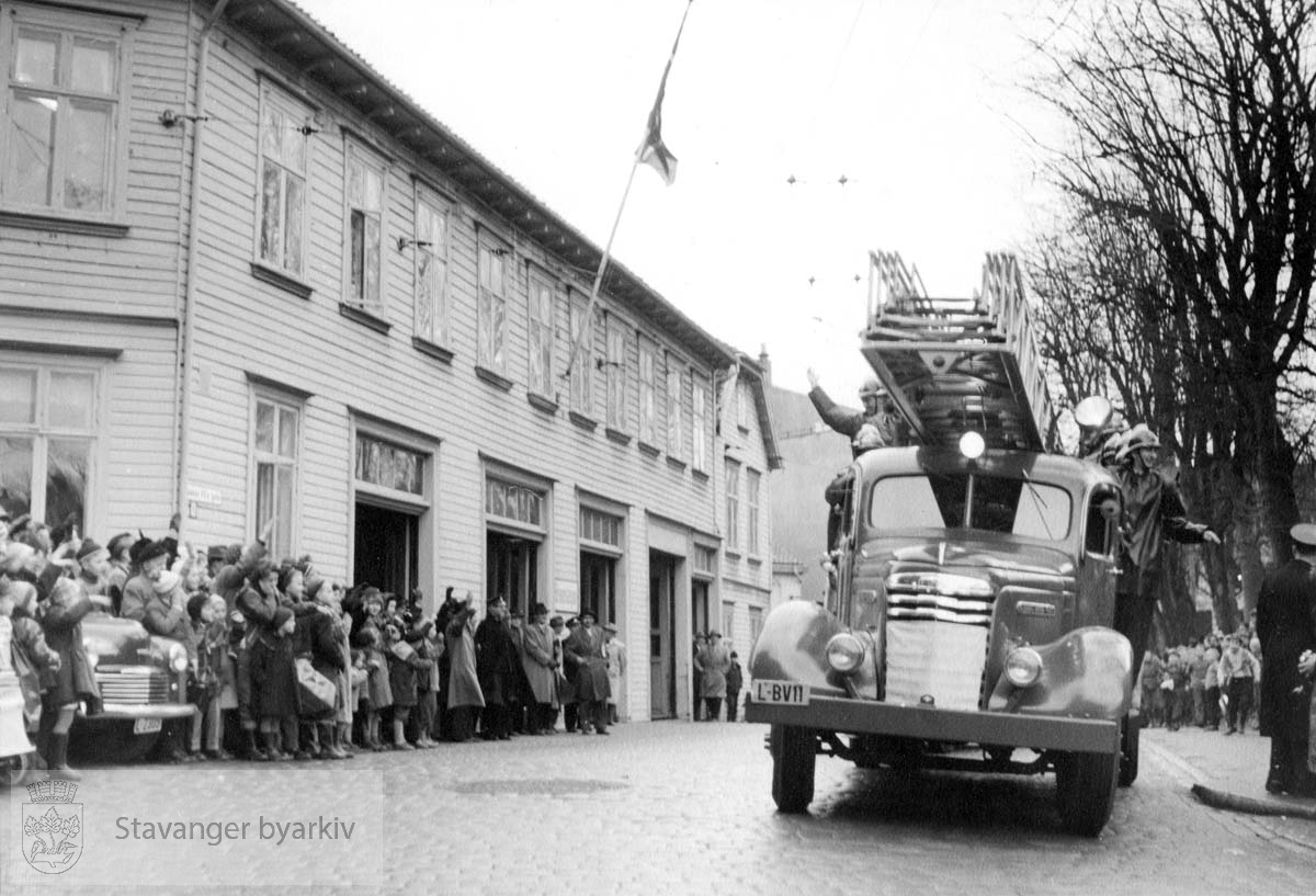 18.12.1956 klokka 15.00: Alle vognene til brannvesenet forlater den gamle brannstasjonen og kjører i kortesje rundt Breiavatnet. Langs ruten gjennom byen og ut på Lagårdsveien vinket folk farvel.