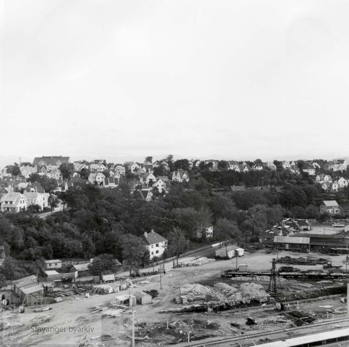 Bygging av ny brannstasjon, "Brannvakten". Fotografiet står i et album. Jernbanelinja i forgrunnen. Utsikt mot Paradisveien og Paradis.