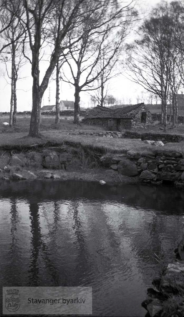 Gammelt steinhus ved vannet...Det første offentlige vannverket for Stavanger tok vann fra Mosvatnet som lå 37 m.o.h. Det ble bygget i 1865-66 og tatt i bruk januar 1866. Mosvatnet var Stavangers drikkevannskilde fra 1865 til 1930.