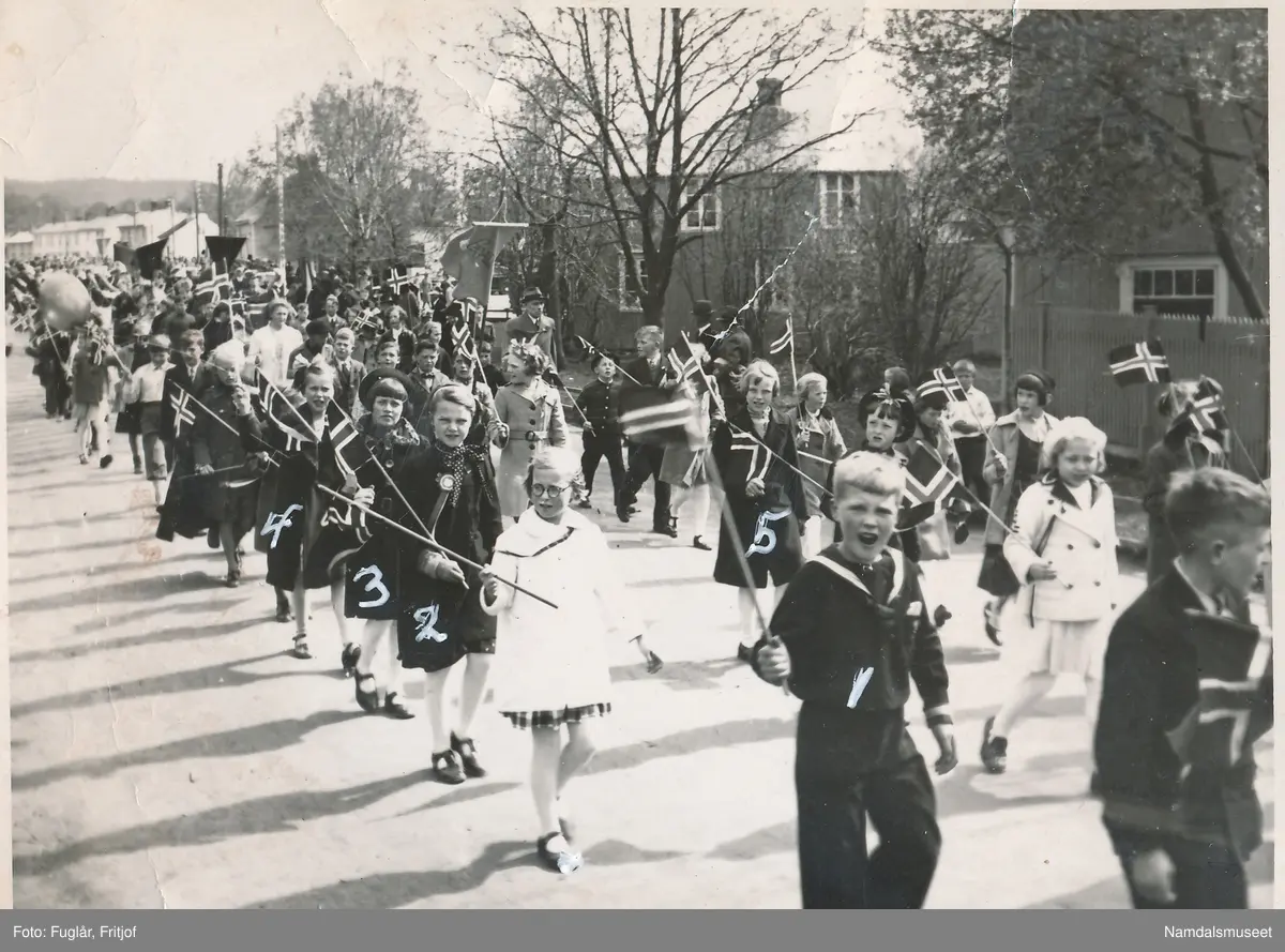 Klasse 3.B i 17. mai tog i Namsos