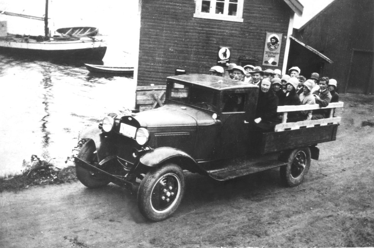 Sangkoret fra Skaland på veg til konsert, ved kaia i Vangsvik i 1930.
