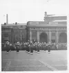 Musikkåren går högvakt på Stockholms slott hösten 1957. Regementstrumslagare och tamburmajor är Erik Lundin (1908-1982).