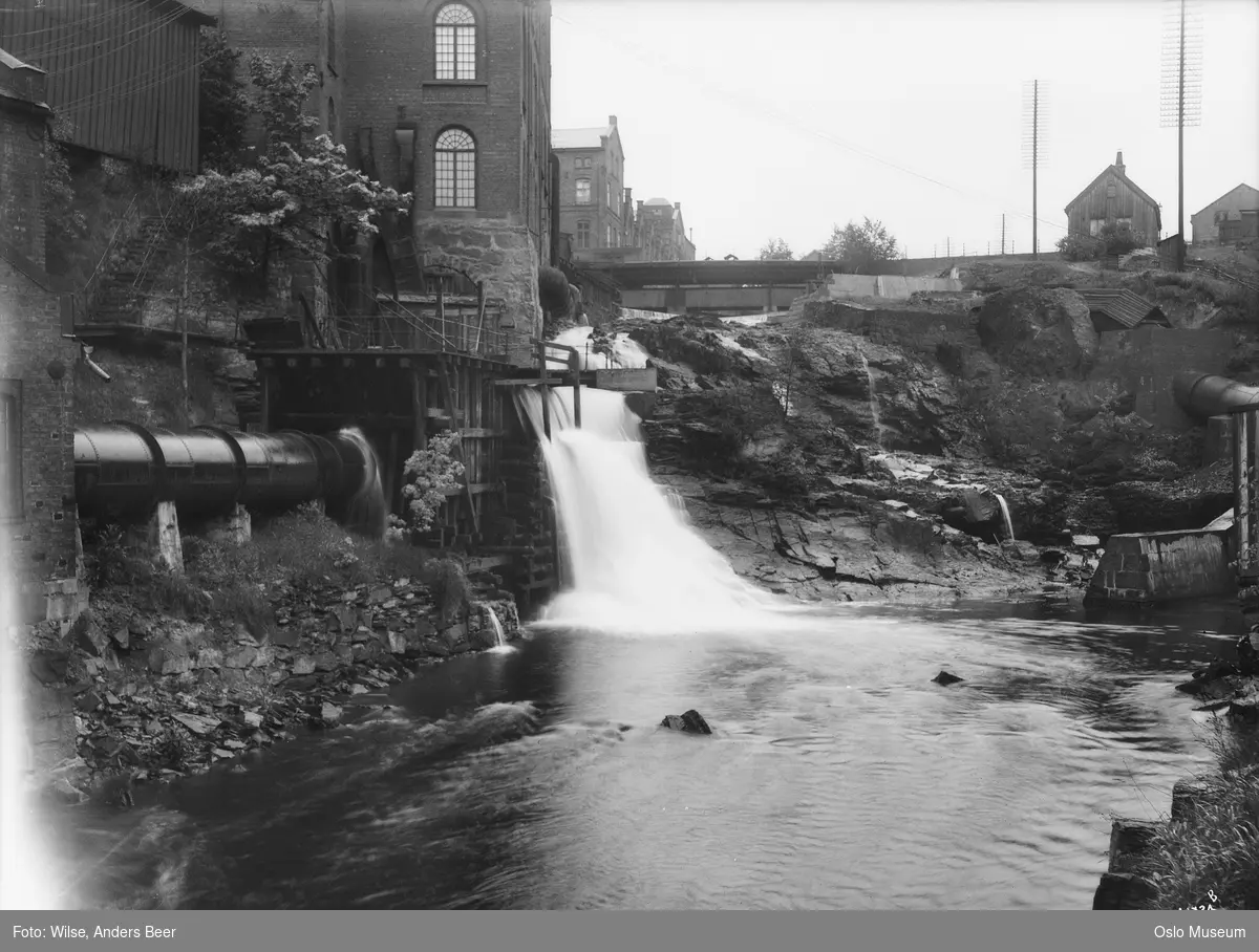 Knud Graah & Co bomullsvarefabrik, fabrikkbygning, elv, foss, "Hønse-Lovisas hus"