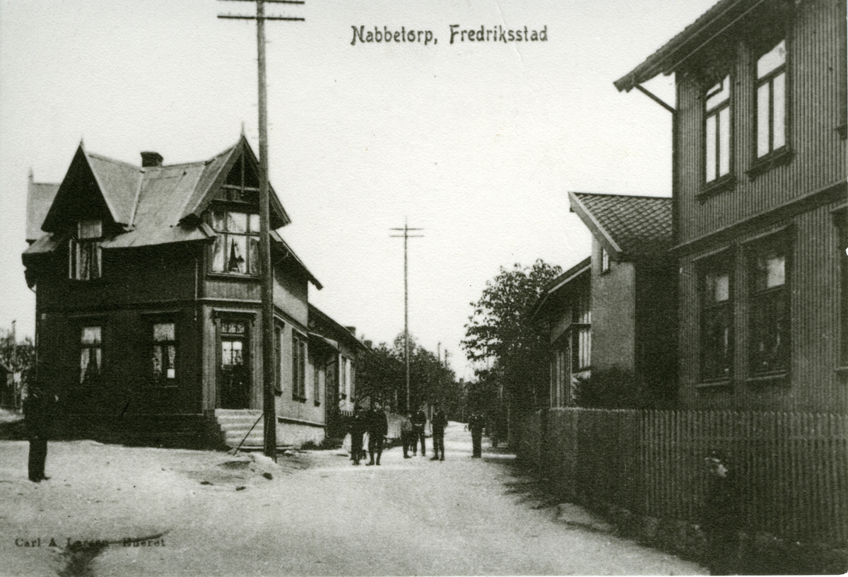 Fredrikstad, 
Østsiden,
Nabbetorpveien,
Nabbetorpveien 106 (mørk bygning til høyre i billedkanten),
Nabbetorpveien 108 (mørk bygning før trær til høyre, nabo til nr.106),
Narntegaten (går opp til venstre i billedkant),
Nartegaten 2 (til venstre stor bygning bak strømstolpe).