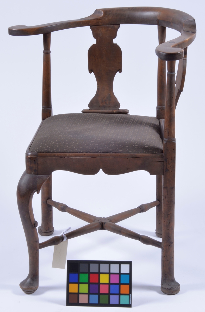 Svängt ryggstöd med löstagbar sits.

Höjd: 83,5 cm, t.o.m. sitsen 46 cm.