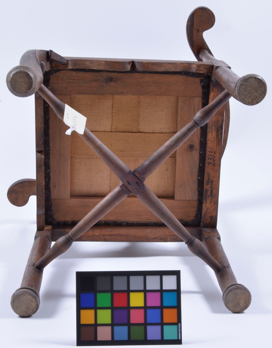 Svängt ryggstöd med löstagbar sits.

Höjd: 83,5 cm, t.o.m. sitsen 46 cm.