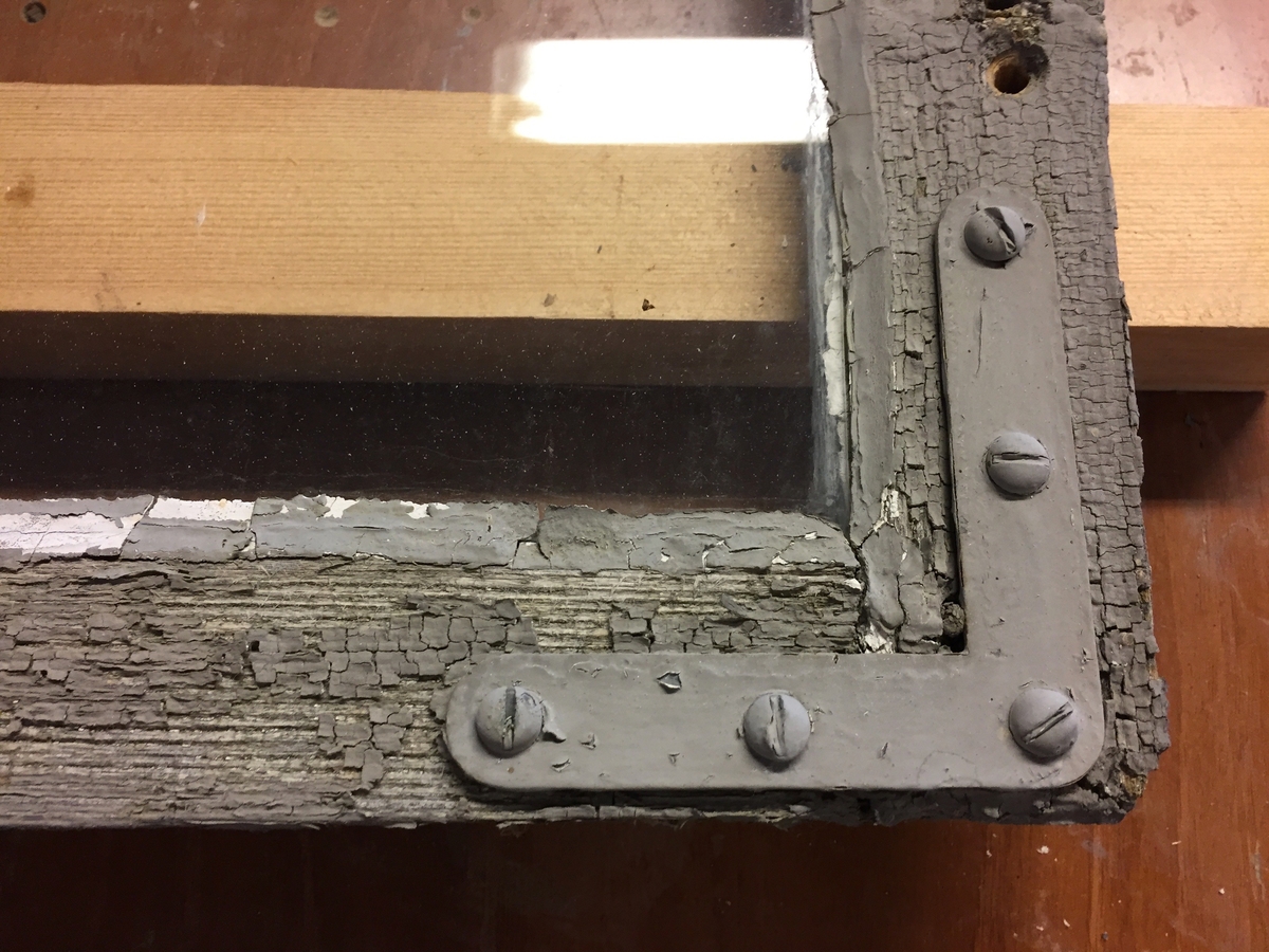 Forpakterbolig fra Løten prestegård i to etasjer med loft. Laftet tømmerbygning med panel, rødmalt. Saltak med teglstein. Bygningen har to inngangsdører og 25 vinduer inklusive et lite i hver ende av loftet. Bygningen hviler på en svært lav og dårlig murt ringmur. 