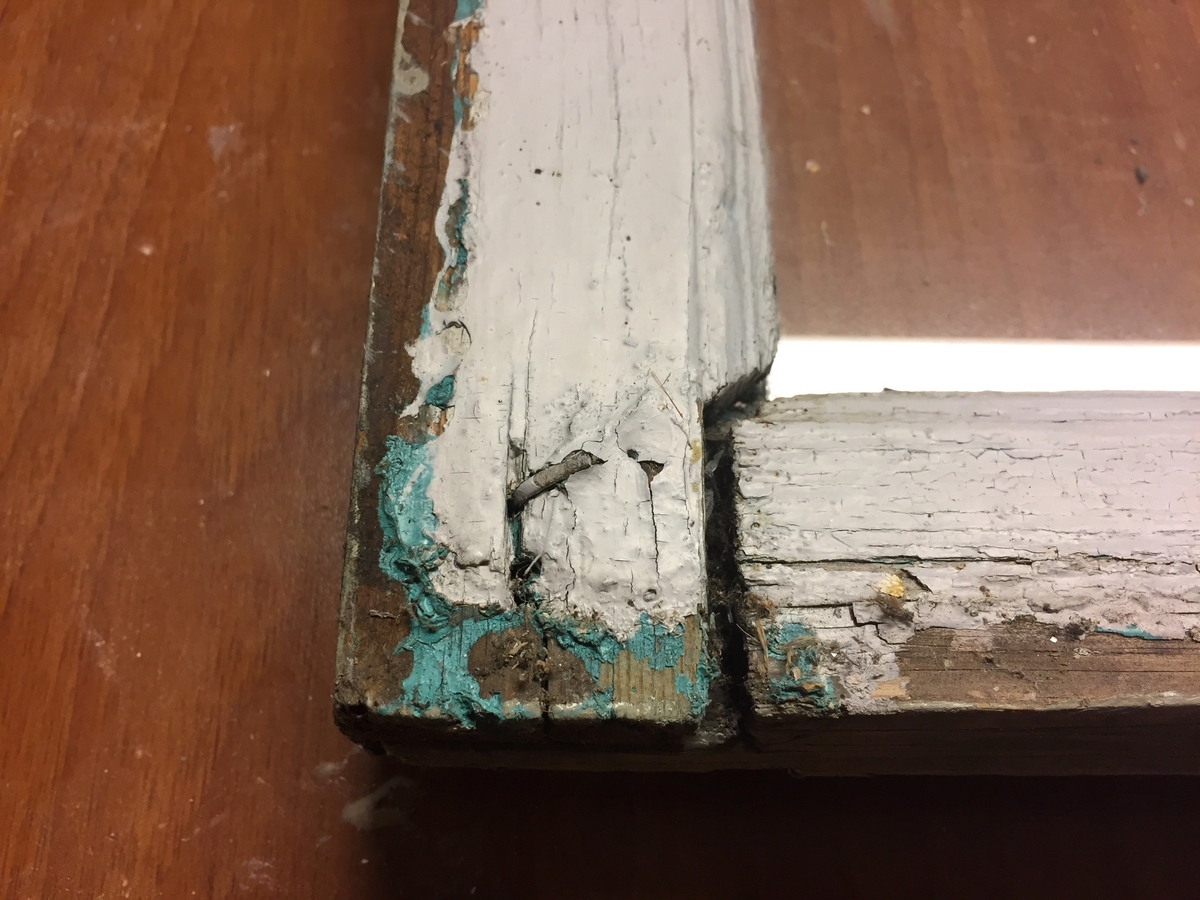 Forpakterbolig fra Løten prestegård i to etasjer med loft. Laftet tømmerbygning med panel, rødmalt. Saltak med teglstein. Bygningen har to inngangsdører og 25 vinduer inklusive et lite i hver ende av loftet. Bygningen hviler på en svært lav og dårlig murt ringmur. 