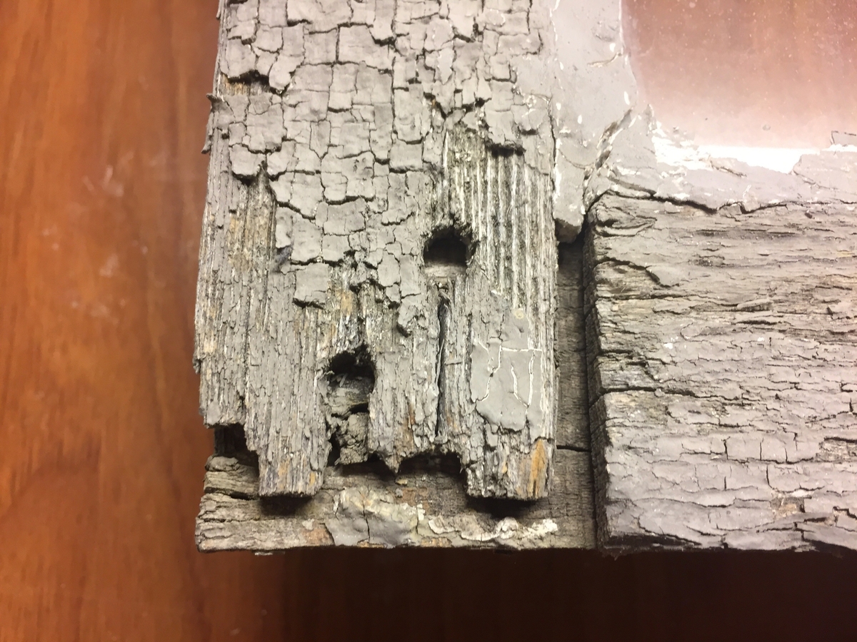 Forpakterbolig fra Løten prestegård i to etasjer med loft. Laftet tømmerbygning med panel, rødmalt. Saltak med teglstein. Bygningen har to inngangsdører og 25 vinduer inklusive et lite i hver ende av loftet. Bygningen hviler på en svært lav og dårlig murt ringmur. 