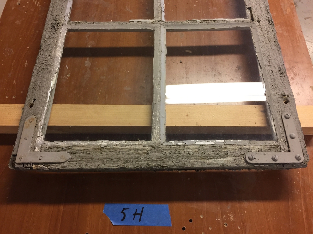Forpakterbolig fra Løten prestegård i to etasjer med loft. Laftet tømmerbygning med panel, rødmalt. Saltak med teglstein. Bygningen har to inngangsdører og 25 vinduer inklusive et lite i hver ende av loftet. Bygningen hviler på en svært lav og dårlig murt ringmur. 