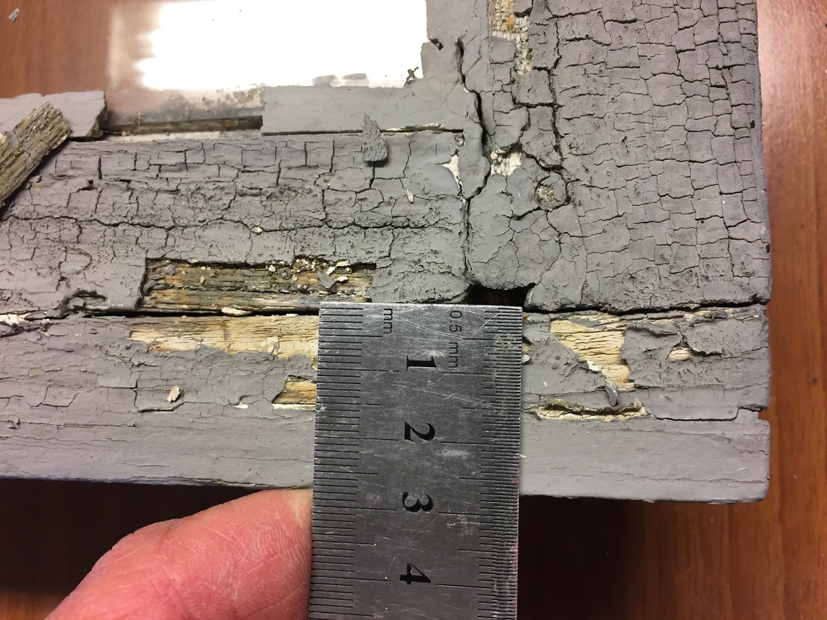Forpakterbolig fra Løten prestegård i to etasjer med loft. Laftet tømmerbygning med panel, rødmalt. Saltak med teglstein. Bygningen har to inngangsdører og 25 vinduer inklusive et lite i hver ende av loftet. Bygningen hviler på en svært lav og dårlig murt ringmur. 