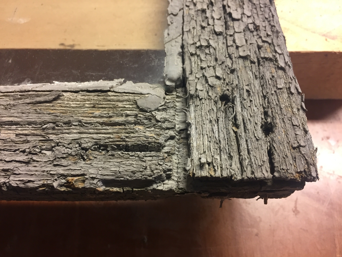 Forpakterbolig fra Løten prestegård i to etasjer med loft. Laftet tømmerbygning med panel, rødmalt. Saltak med teglstein. Bygningen har to inngangsdører og 25 vinduer inklusive et lite i hver ende av loftet. Bygningen hviler på en svært lav og dårlig murt ringmur. 