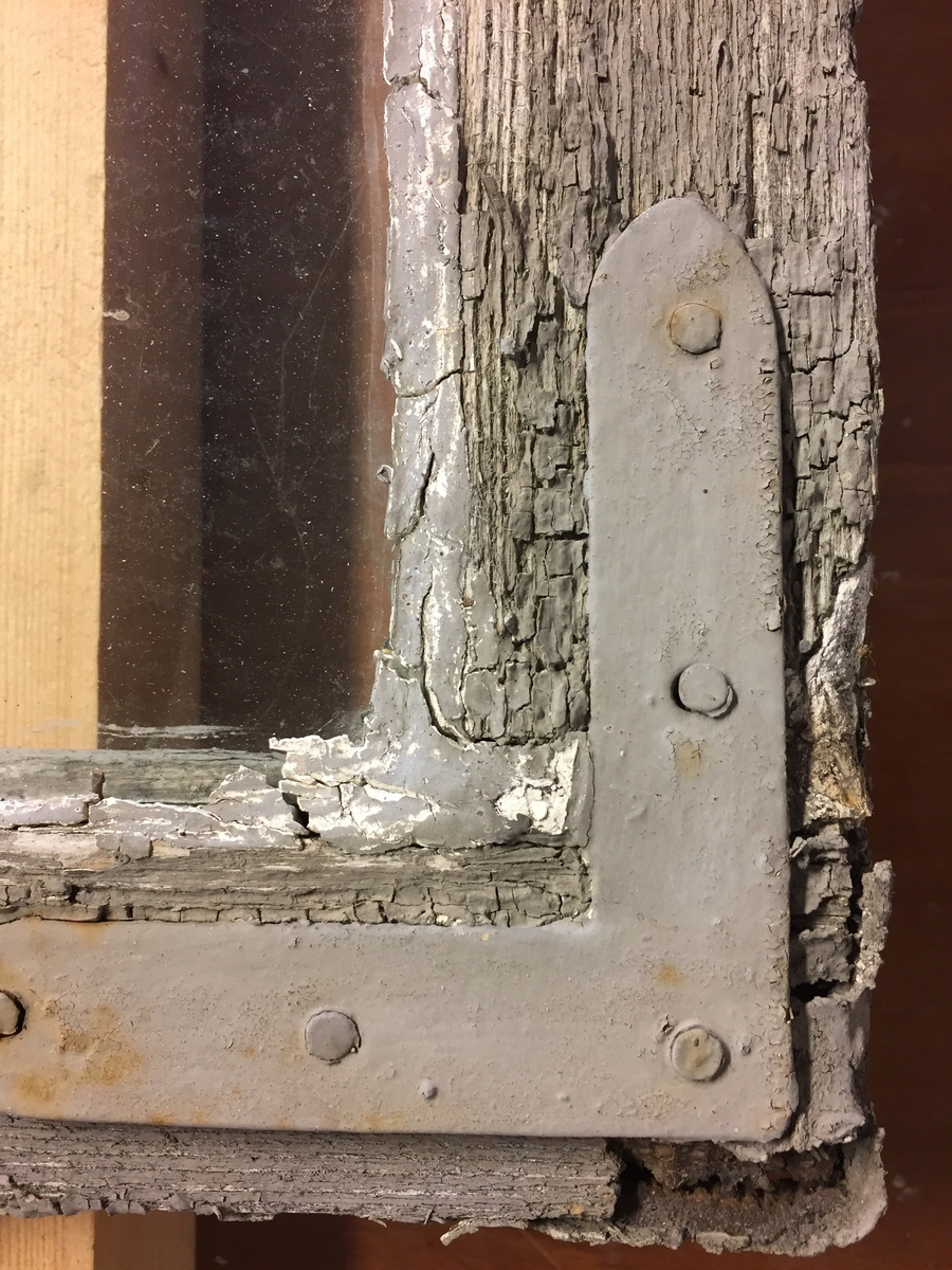 Forpakterbolig fra Løten prestegård i to etasjer med loft. Laftet tømmerbygning med panel, rødmalt. Saltak med teglstein. Bygningen har to inngangsdører og 25 vinduer inklusive et lite i hver ende av loftet. Bygningen hviler på en svært lav og dårlig murt ringmur. 