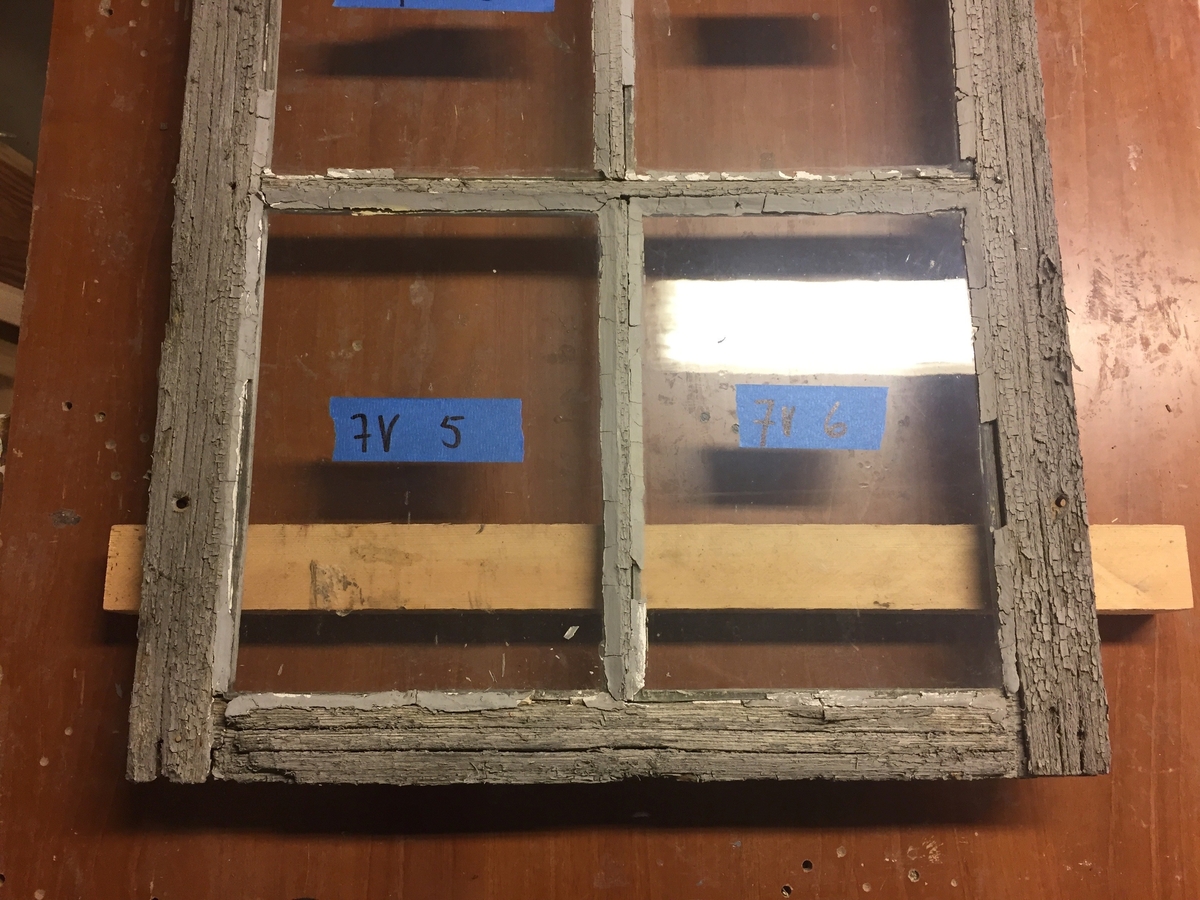 Forpakterbolig fra Løten prestegård i to etasjer med loft. Laftet tømmerbygning med panel, rødmalt. Saltak med teglstein. Bygningen har to inngangsdører og 25 vinduer inklusive et lite i hver ende av loftet. Bygningen hviler på en svært lav og dårlig murt ringmur. 