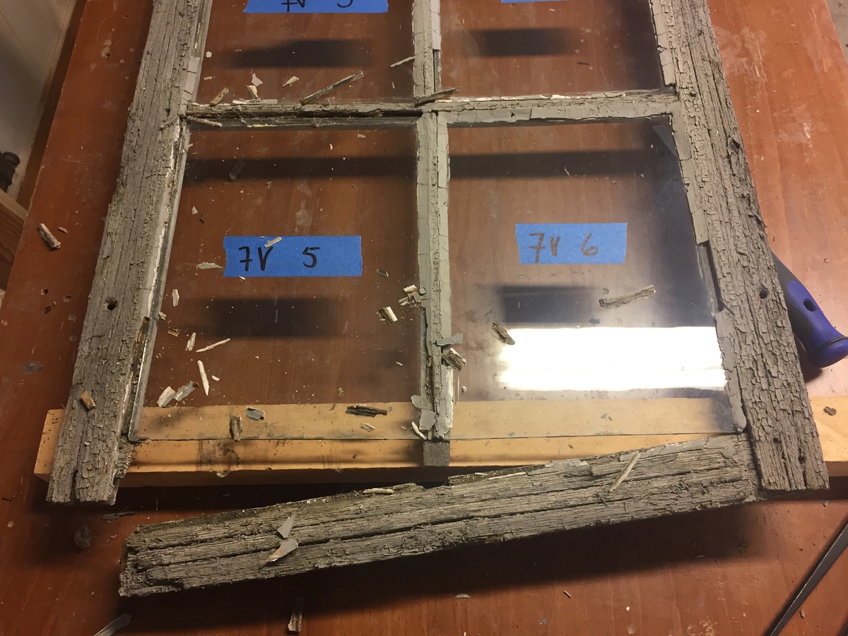 Forpakterbolig fra Løten prestegård i to etasjer med loft. Laftet tømmerbygning med panel, rødmalt. Saltak med teglstein. Bygningen har to inngangsdører og 25 vinduer inklusive et lite i hver ende av loftet. Bygningen hviler på en svært lav og dårlig murt ringmur. 