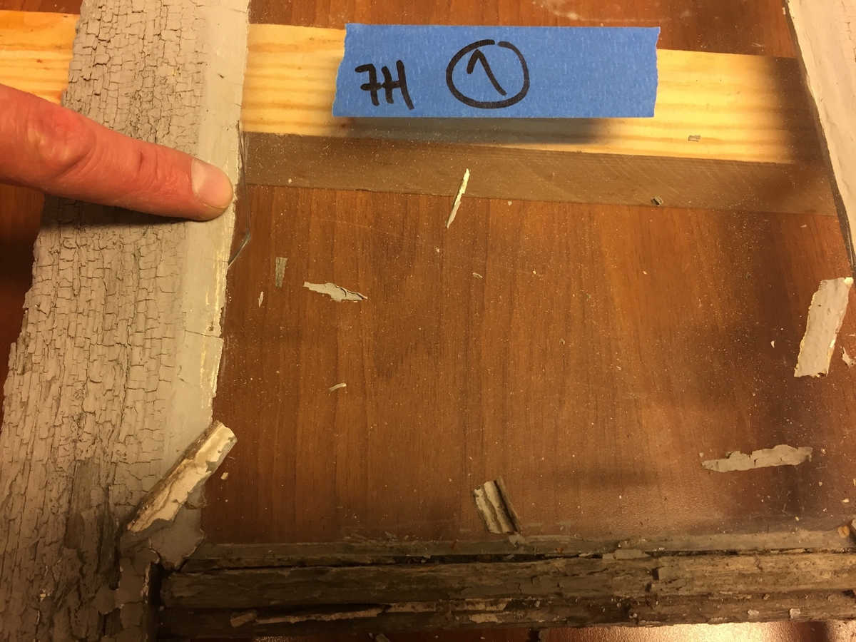Forpakterbolig fra Løten prestegård i to etasjer med loft. Laftet tømmerbygning med panel, rødmalt. Saltak med teglstein. Bygningen har to inngangsdører og 25 vinduer inklusive et lite i hver ende av loftet. Bygningen hviler på en svært lav og dårlig murt ringmur. 