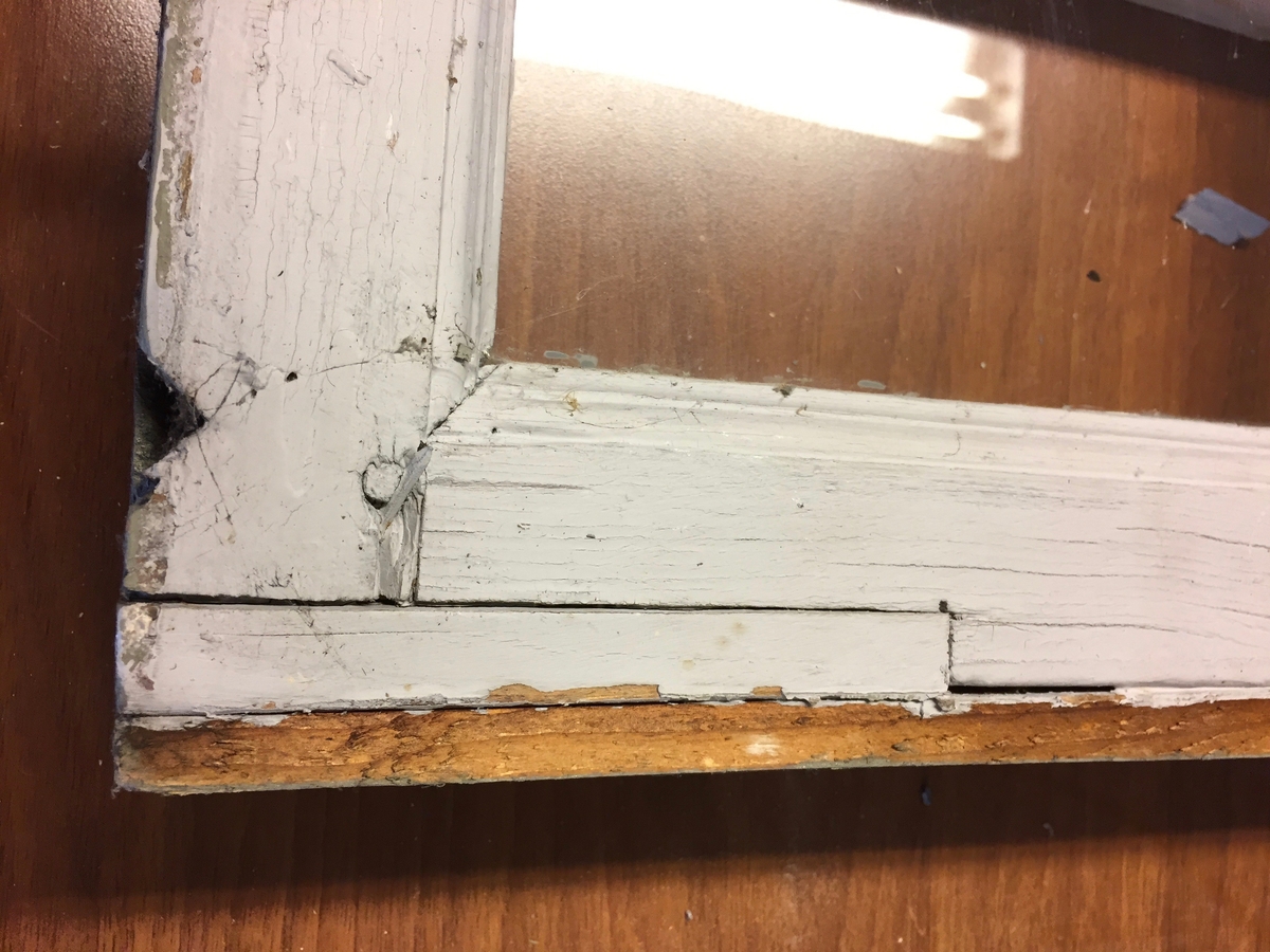 Forpakterbolig fra Løten prestegård i to etasjer med loft. Laftet tømmerbygning med panel, rødmalt. Saltak med teglstein. Bygningen har to inngangsdører og 25 vinduer inklusive et lite i hver ende av loftet. Bygningen hviler på en svært lav og dårlig murt ringmur. 