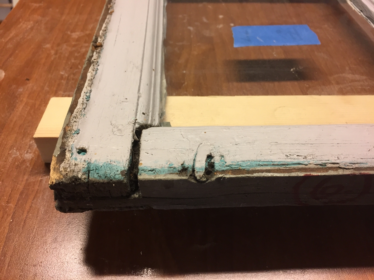 Forpakterbolig fra Løten prestegård i to etasjer med loft. Laftet tømmerbygning med panel, rødmalt. Saltak med teglstein. Bygningen har to inngangsdører og 25 vinduer inklusive et lite i hver ende av loftet. Bygningen hviler på en svært lav og dårlig murt ringmur. 