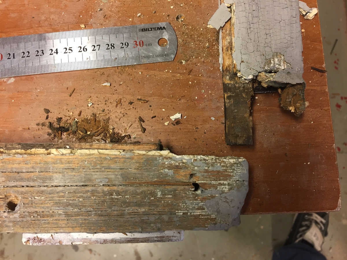 Forpakterbolig fra Løten prestegård i to etasjer med loft. Laftet tømmerbygning med panel, rødmalt. Saltak med teglstein. Bygningen har to inngangsdører og 25 vinduer inklusive et lite i hver ende av loftet. Bygningen hviler på en svært lav og dårlig murt ringmur. 