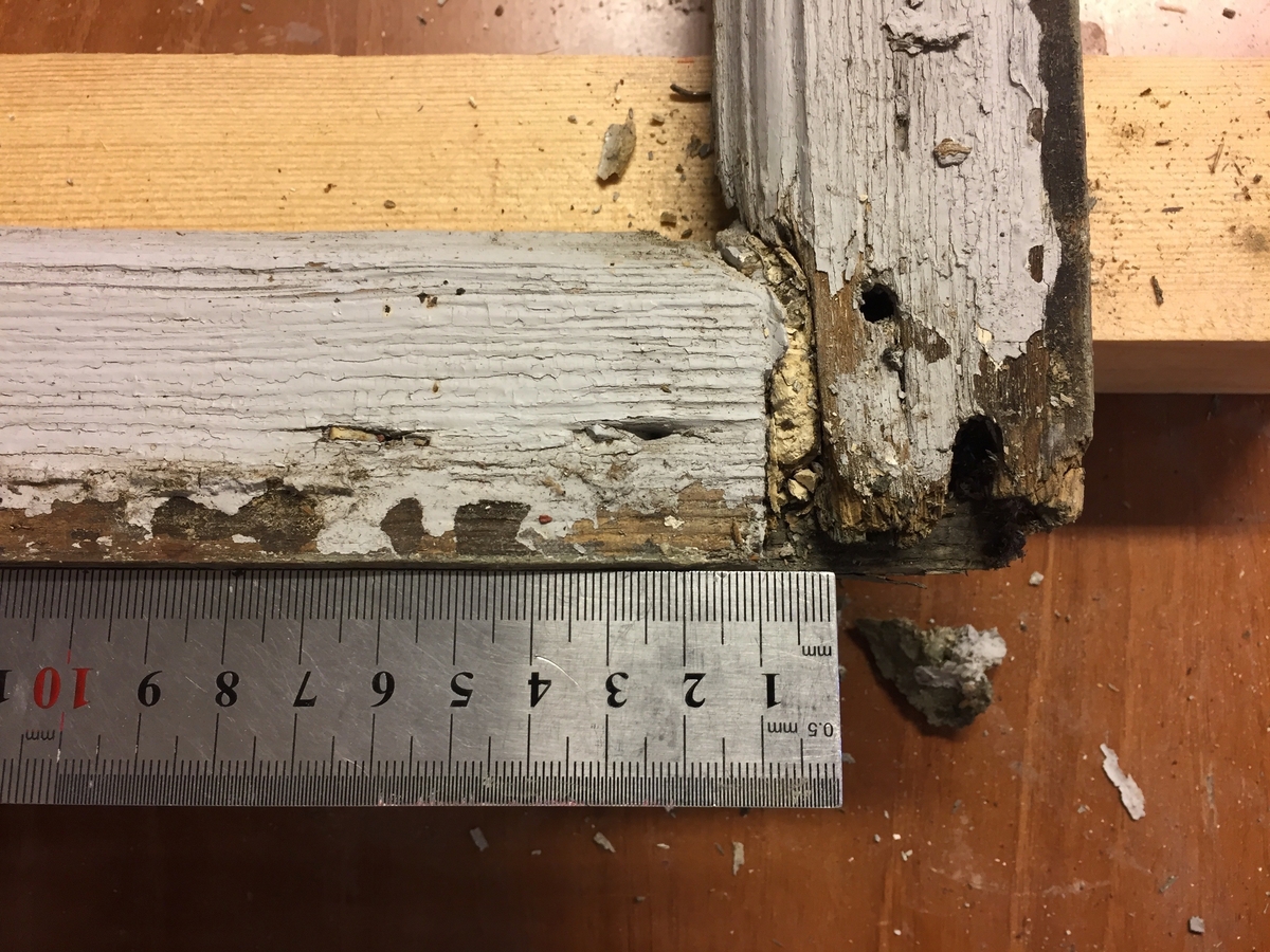 Forpakterbolig fra Løten prestegård i to etasjer med loft. Laftet tømmerbygning med panel, rødmalt. Saltak med teglstein. Bygningen har to inngangsdører og 25 vinduer inklusive et lite i hver ende av loftet. Bygningen hviler på en svært lav og dårlig murt ringmur. 