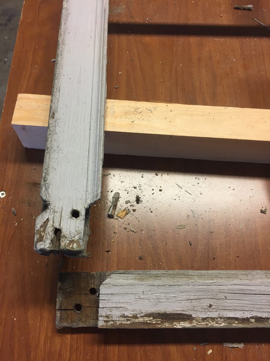 Forpakterbolig fra Løten prestegård i to etasjer med loft. Laftet tømmerbygning med panel, rødmalt. Saltak med teglstein. Bygningen har to inngangsdører og 25 vinduer inklusive et lite i hver ende av loftet. Bygningen hviler på en svært lav og dårlig murt ringmur. 