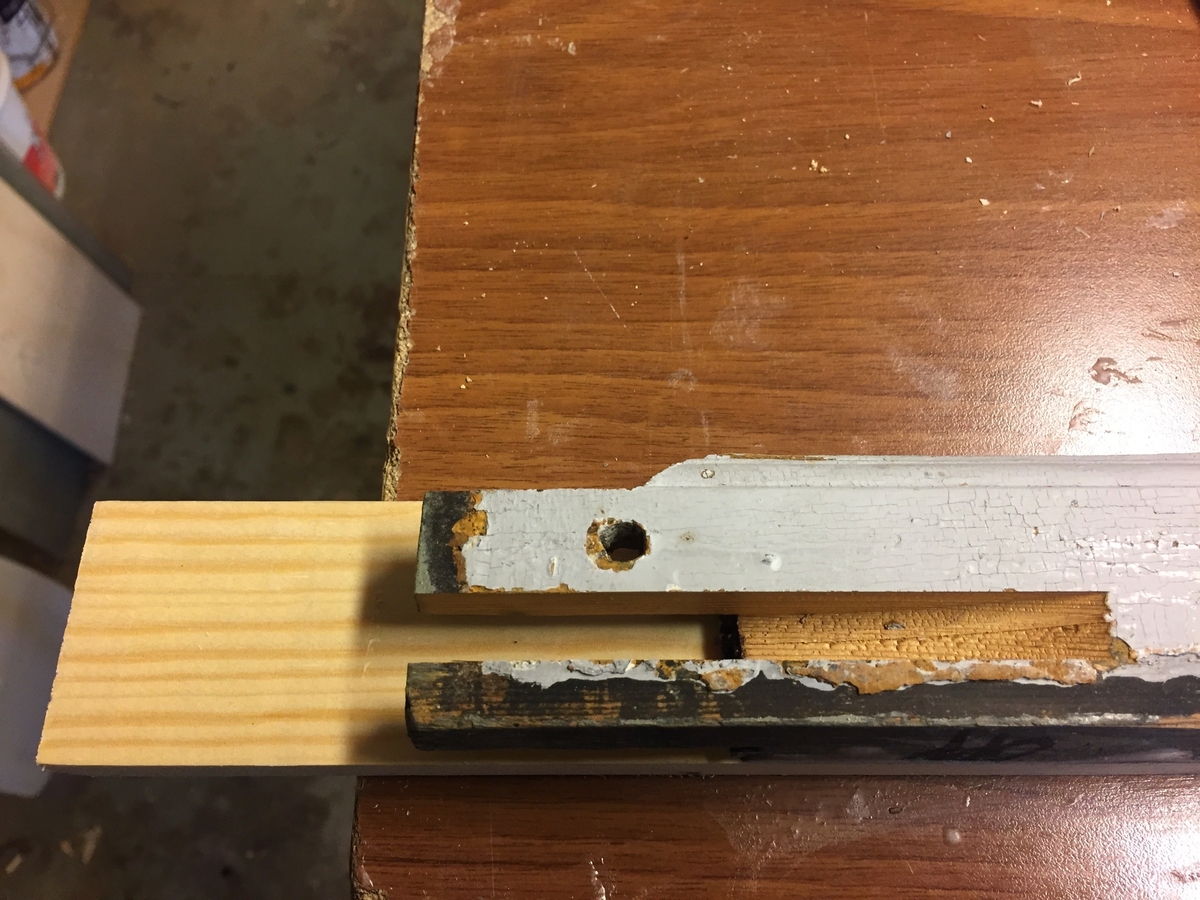 Forpakterbolig fra Løten prestegård i to etasjer med loft. Laftet tømmerbygning med panel, rødmalt. Saltak med teglstein. Bygningen har to inngangsdører og 25 vinduer inklusive et lite i hver ende av loftet. Bygningen hviler på en svært lav og dårlig murt ringmur. 