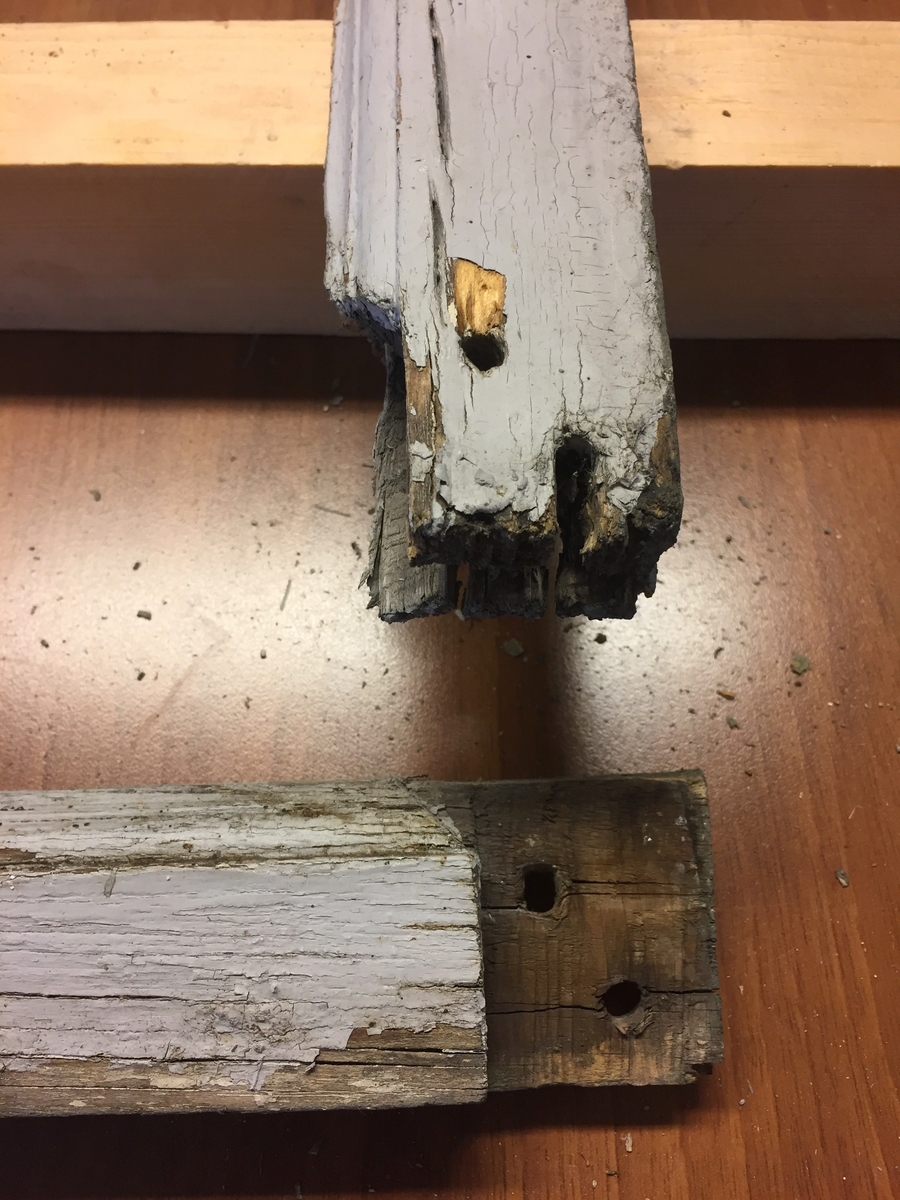 Forpakterbolig fra Løten prestegård i to etasjer med loft. Laftet tømmerbygning med panel, rødmalt. Saltak med teglstein. Bygningen har to inngangsdører og 25 vinduer inklusive et lite i hver ende av loftet. Bygningen hviler på en svært lav og dårlig murt ringmur. 
