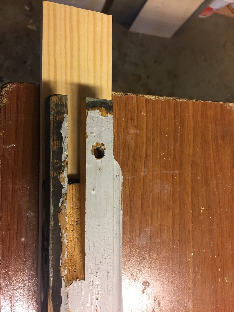 Forpakterbolig fra Løten prestegård i to etasjer med loft. Laftet tømmerbygning med panel, rødmalt. Saltak med teglstein. Bygningen har to inngangsdører og 25 vinduer inklusive et lite i hver ende av loftet. Bygningen hviler på en svært lav og dårlig murt ringmur. 