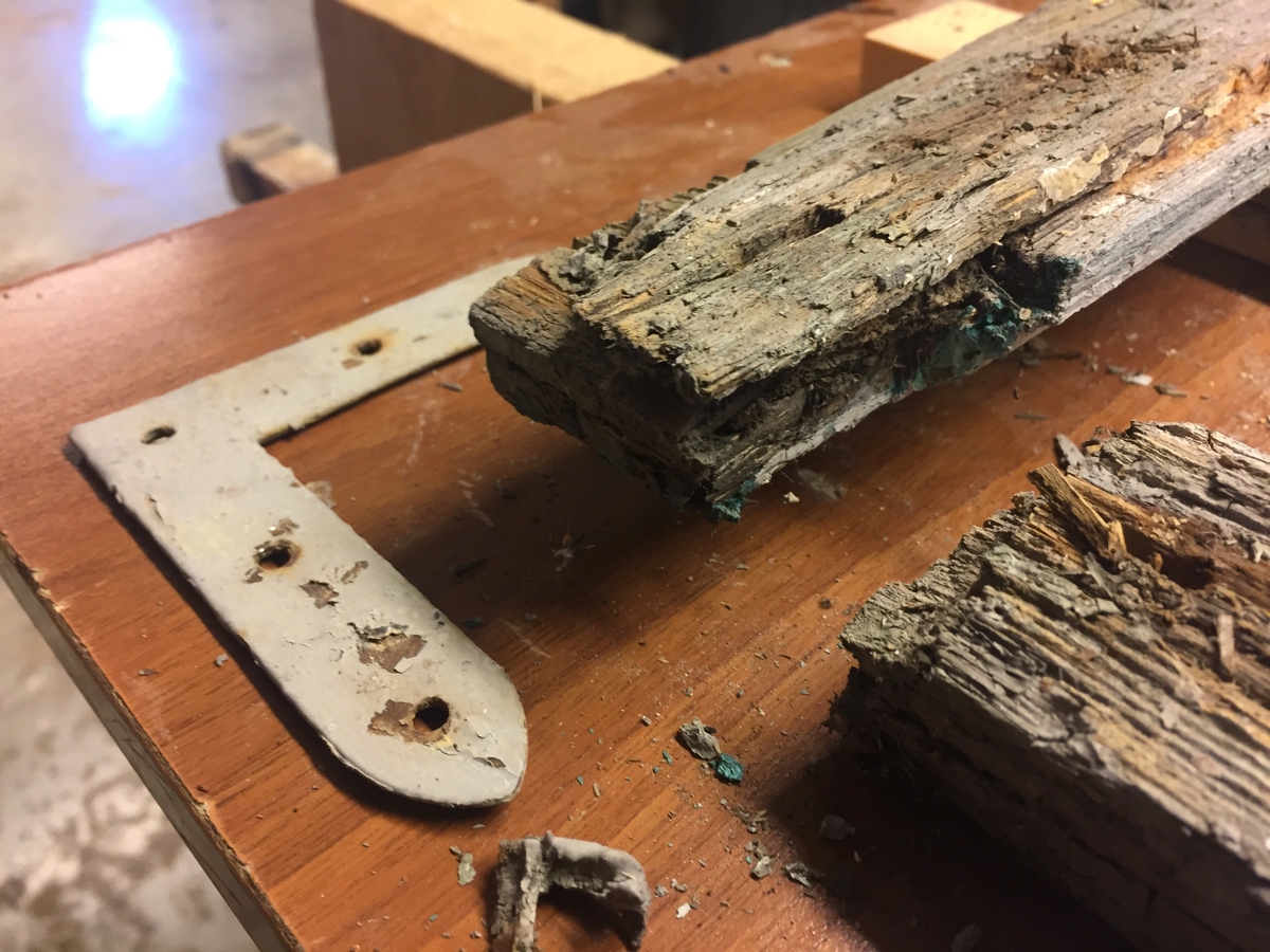 Forpakterbolig fra Løten prestegård i to etasjer med loft. Laftet tømmerbygning med panel, rødmalt. Saltak med teglstein. Bygningen har to inngangsdører og 25 vinduer inklusive et lite i hver ende av loftet. Bygningen hviler på en svært lav og dårlig murt ringmur. 