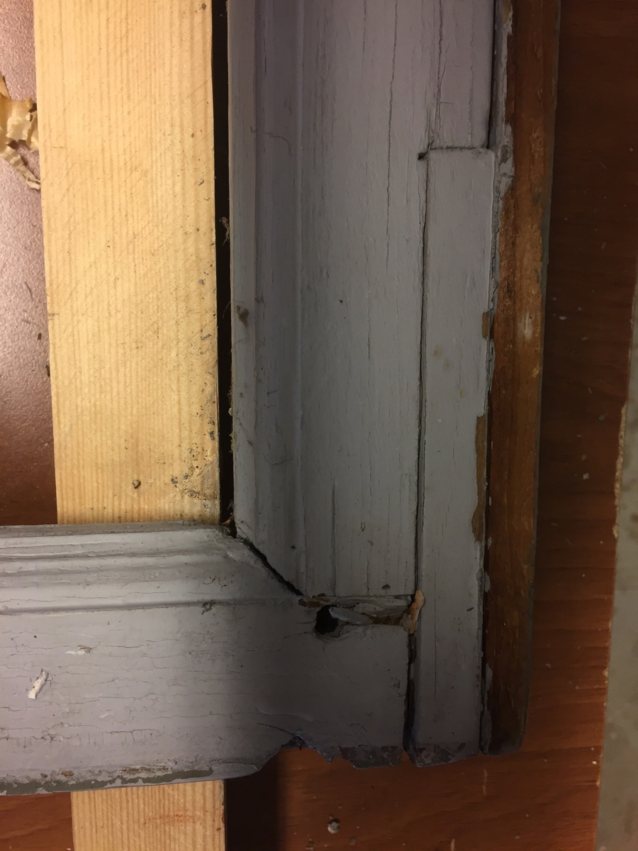 Forpakterbolig fra Løten prestegård i to etasjer med loft. Laftet tømmerbygning med panel, rødmalt. Saltak med teglstein. Bygningen har to inngangsdører og 25 vinduer inklusive et lite i hver ende av loftet. Bygningen hviler på en svært lav og dårlig murt ringmur. 