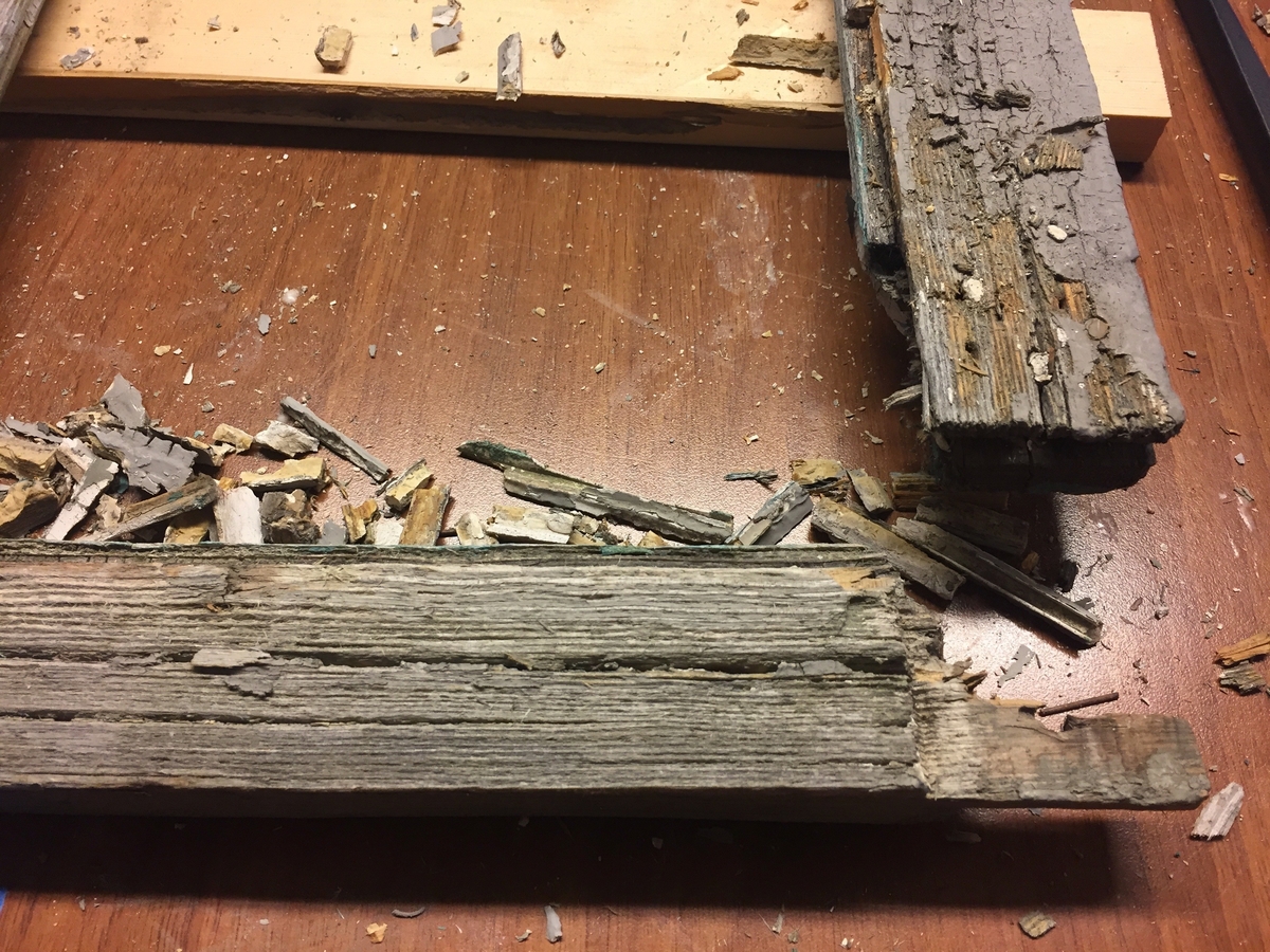 Forpakterbolig fra Løten prestegård i to etasjer med loft. Laftet tømmerbygning med panel, rødmalt. Saltak med teglstein. Bygningen har to inngangsdører og 25 vinduer inklusive et lite i hver ende av loftet. Bygningen hviler på en svært lav og dårlig murt ringmur. 