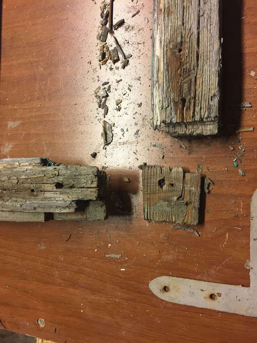 Forpakterbolig fra Løten prestegård i to etasjer med loft. Laftet tømmerbygning med panel, rødmalt. Saltak med teglstein. Bygningen har to inngangsdører og 25 vinduer inklusive et lite i hver ende av loftet. Bygningen hviler på en svært lav og dårlig murt ringmur. 