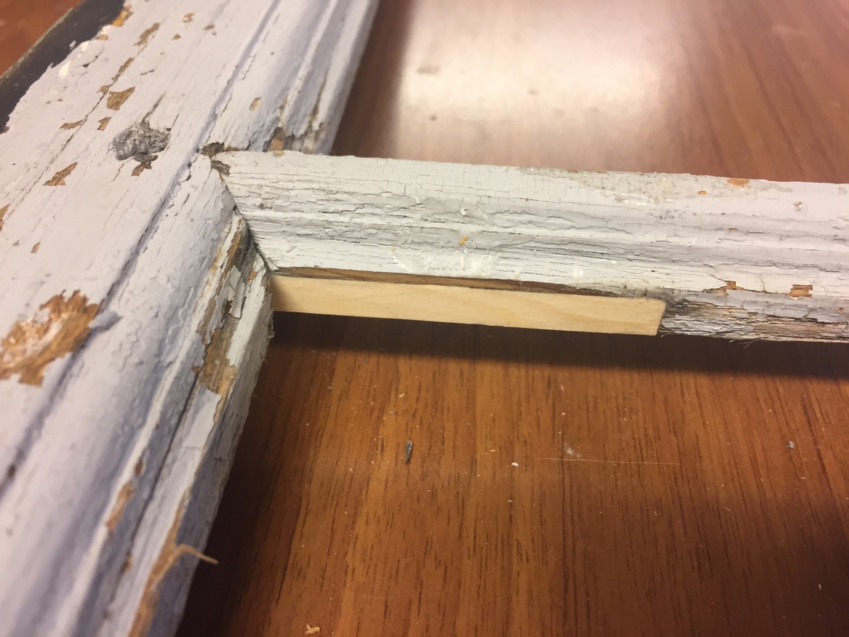 Forpakterbolig fra Løten prestegård i to etasjer med loft. Laftet tømmerbygning med panel, rødmalt. Saltak med teglstein. Bygningen har to inngangsdører og 25 vinduer inklusive et lite i hver ende av loftet. Bygningen hviler på en svært lav og dårlig murt ringmur. 