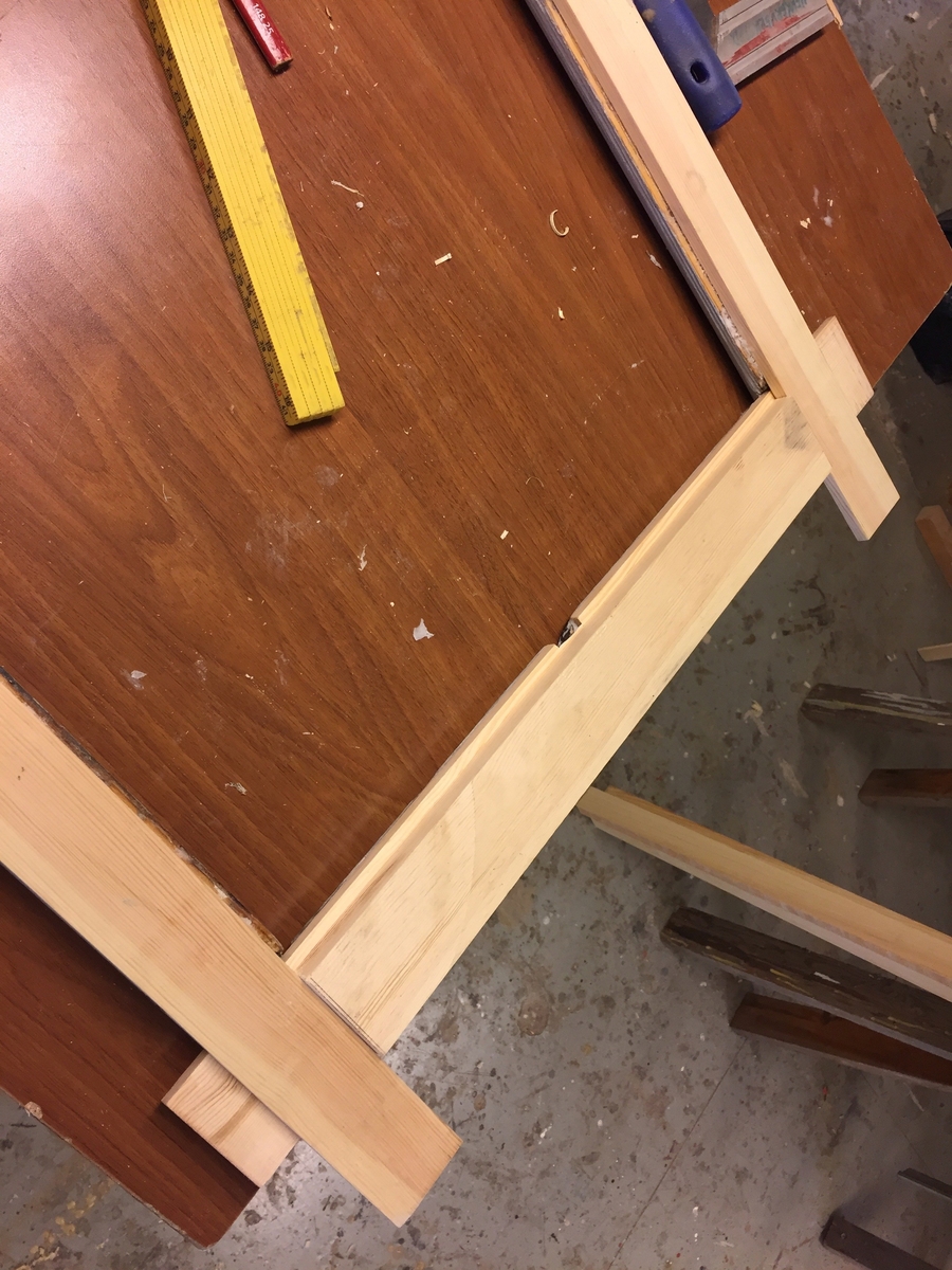 Forpakterbolig fra Løten prestegård i to etasjer med loft. Laftet tømmerbygning med panel, rødmalt. Saltak med teglstein. Bygningen har to inngangsdører og 25 vinduer inklusive et lite i hver ende av loftet. Bygningen hviler på en svært lav og dårlig murt ringmur. 