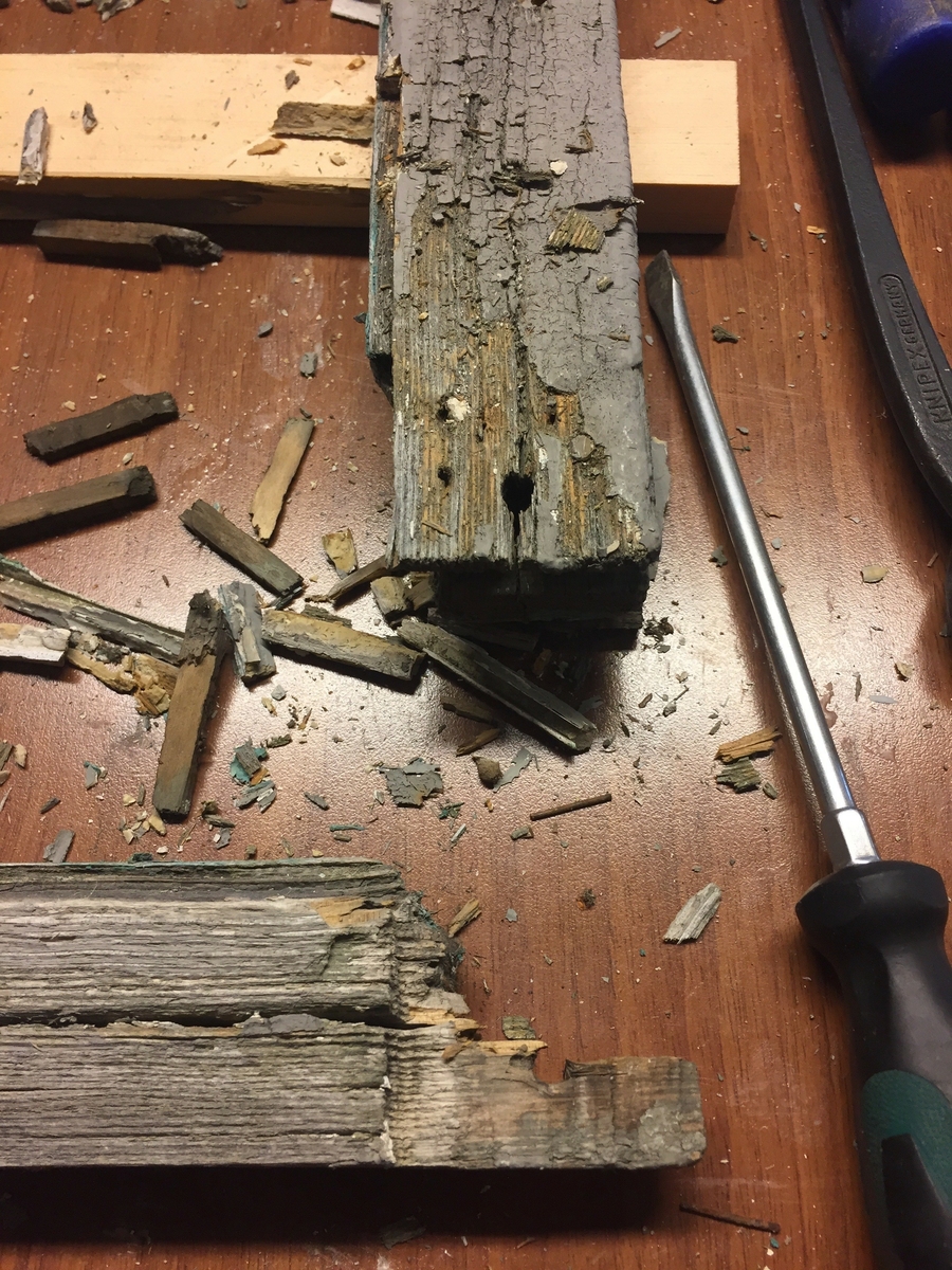Forpakterbolig fra Løten prestegård i to etasjer med loft. Laftet tømmerbygning med panel, rødmalt. Saltak med teglstein. Bygningen har to inngangsdører og 25 vinduer inklusive et lite i hver ende av loftet. Bygningen hviler på en svært lav og dårlig murt ringmur. 