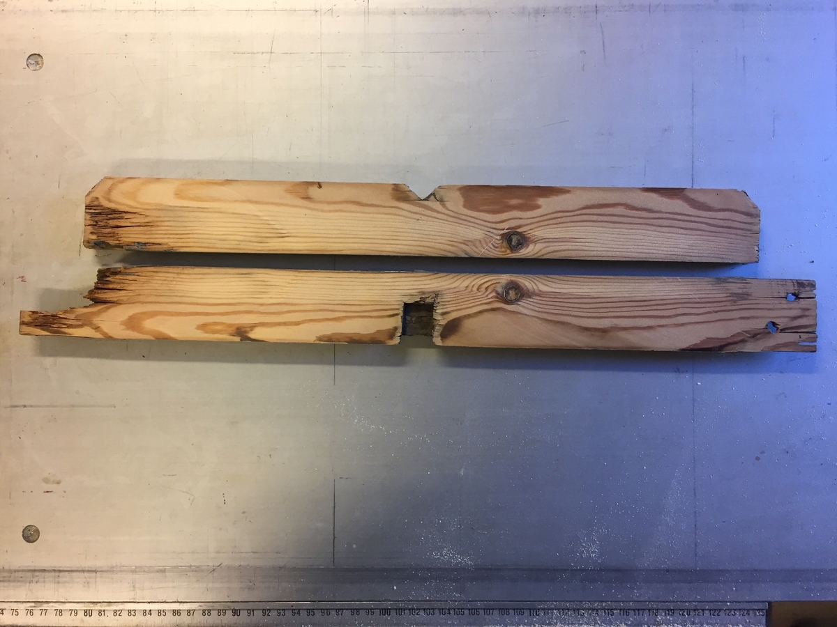 Forpakterbolig fra Løten prestegård i to etasjer med loft. Laftet tømmerbygning med panel, rødmalt. Saltak med teglstein. Bygningen har to inngangsdører og 25 vinduer inklusive et lite i hver ende av loftet. Bygningen hviler på en svært lav og dårlig murt ringmur. 