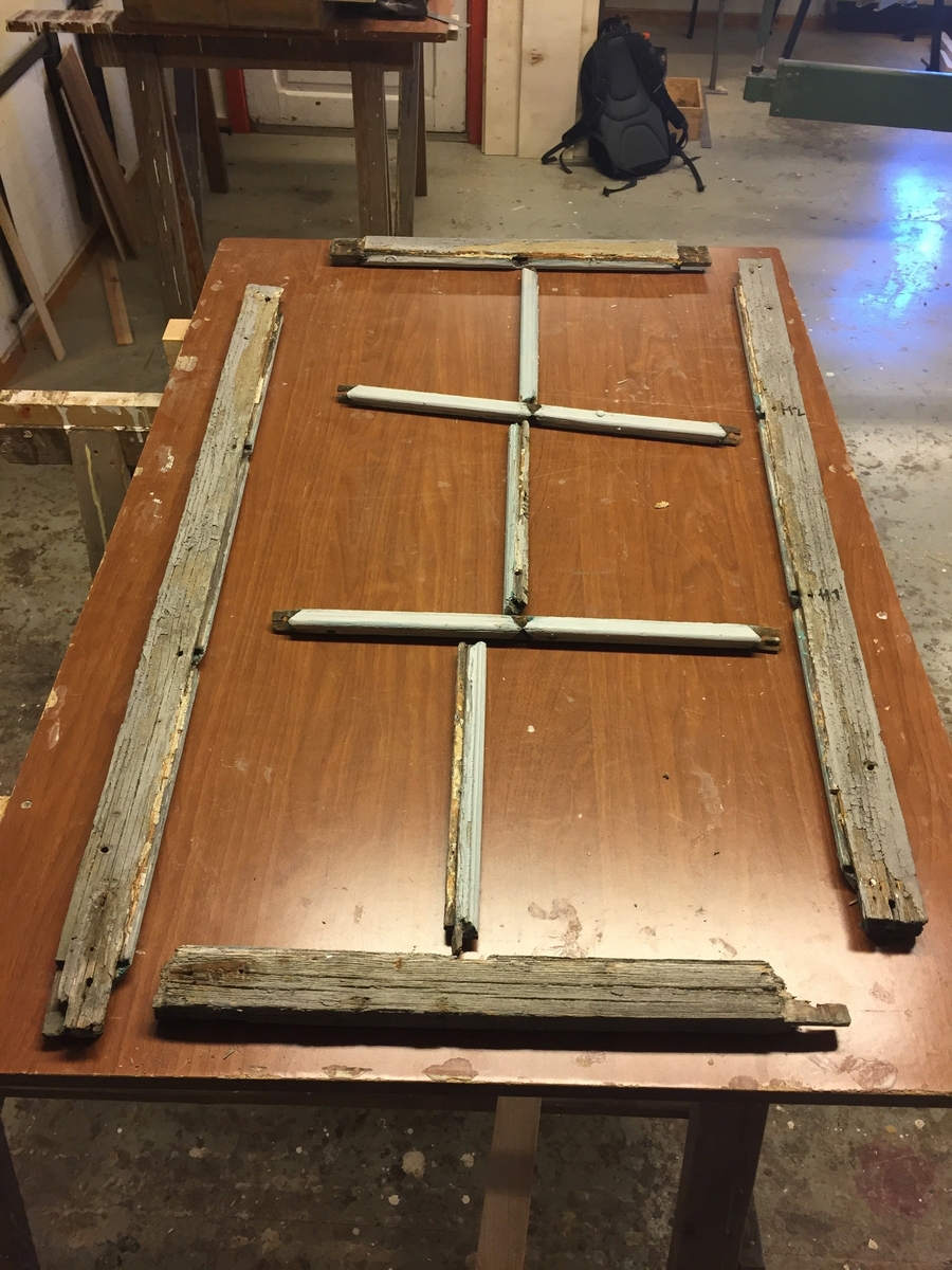 Forpakterbolig fra Løten prestegård i to etasjer med loft. Laftet tømmerbygning med panel, rødmalt. Saltak med teglstein. Bygningen har to inngangsdører og 25 vinduer inklusive et lite i hver ende av loftet. Bygningen hviler på en svært lav og dårlig murt ringmur. 