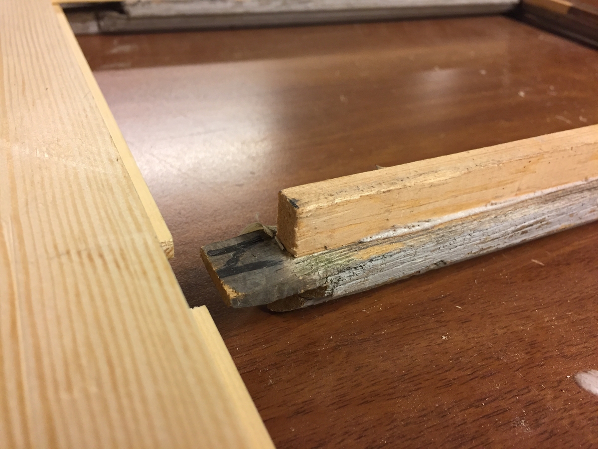 Forpakterbolig fra Løten prestegård i to etasjer med loft. Laftet tømmerbygning med panel, rødmalt. Saltak med teglstein. Bygningen har to inngangsdører og 25 vinduer inklusive et lite i hver ende av loftet. Bygningen hviler på en svært lav og dårlig murt ringmur. 