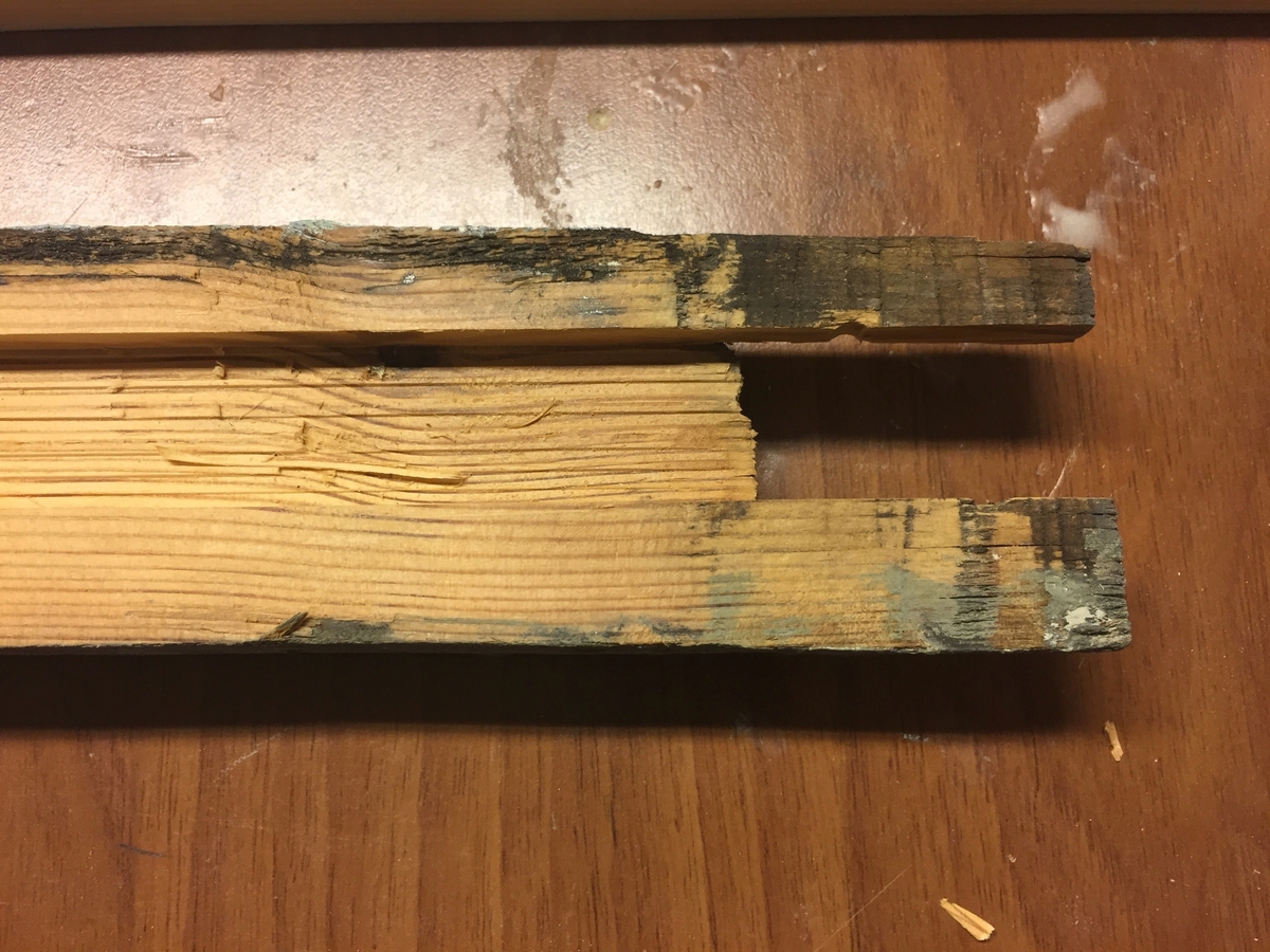 Forpakterbolig fra Løten prestegård i to etasjer med loft. Laftet tømmerbygning med panel, rødmalt. Saltak med teglstein. Bygningen har to inngangsdører og 25 vinduer inklusive et lite i hver ende av loftet. Bygningen hviler på en svært lav og dårlig murt ringmur. 