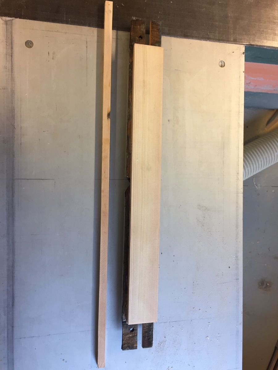 Forpakterbolig fra Løten prestegård i to etasjer med loft. Laftet tømmerbygning med panel, rødmalt. Saltak med teglstein. Bygningen har to inngangsdører og 25 vinduer inklusive et lite i hver ende av loftet. Bygningen hviler på en svært lav og dårlig murt ringmur. 