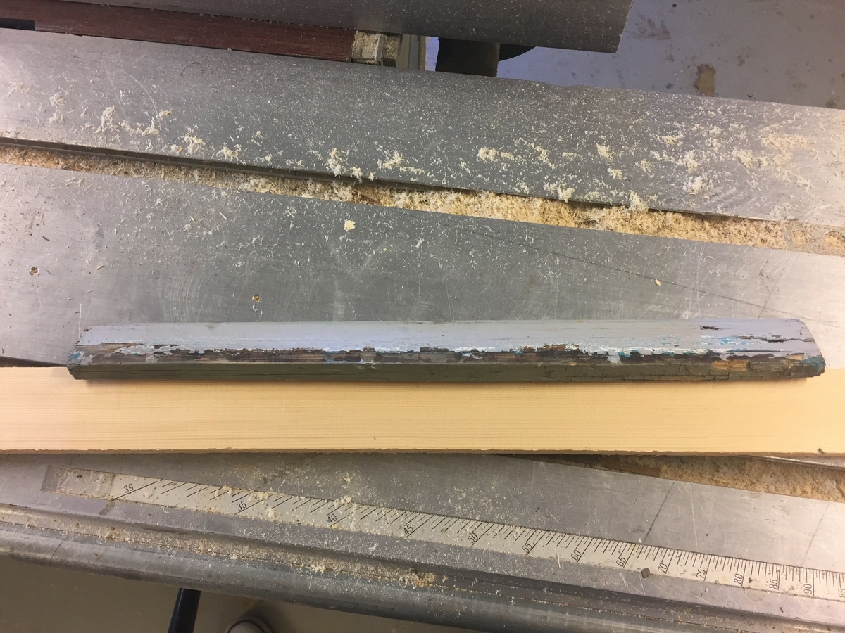 Forpakterbolig fra Løten prestegård i to etasjer med loft. Laftet tømmerbygning med panel, rødmalt. Saltak med teglstein. Bygningen har to inngangsdører og 25 vinduer inklusive et lite i hver ende av loftet. Bygningen hviler på en svært lav og dårlig murt ringmur. 