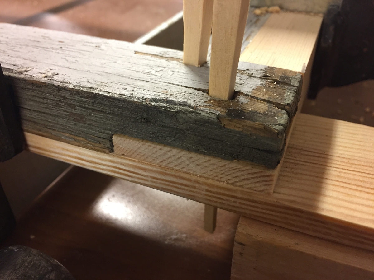 Forpakterbolig fra Løten prestegård i to etasjer med loft. Laftet tømmerbygning med panel, rødmalt. Saltak med teglstein. Bygningen har to inngangsdører og 25 vinduer inklusive et lite i hver ende av loftet. Bygningen hviler på en svært lav og dårlig murt ringmur. 