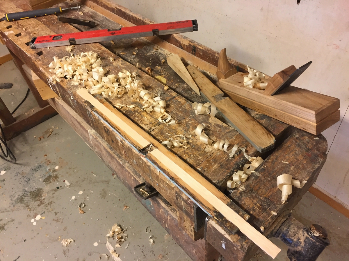 Forpakterbolig fra Løten prestegård i to etasjer med loft. Laftet tømmerbygning med panel, rødmalt. Saltak med teglstein. Bygningen har to inngangsdører og 25 vinduer inklusive et lite i hver ende av loftet. Bygningen hviler på en svært lav og dårlig murt ringmur. 